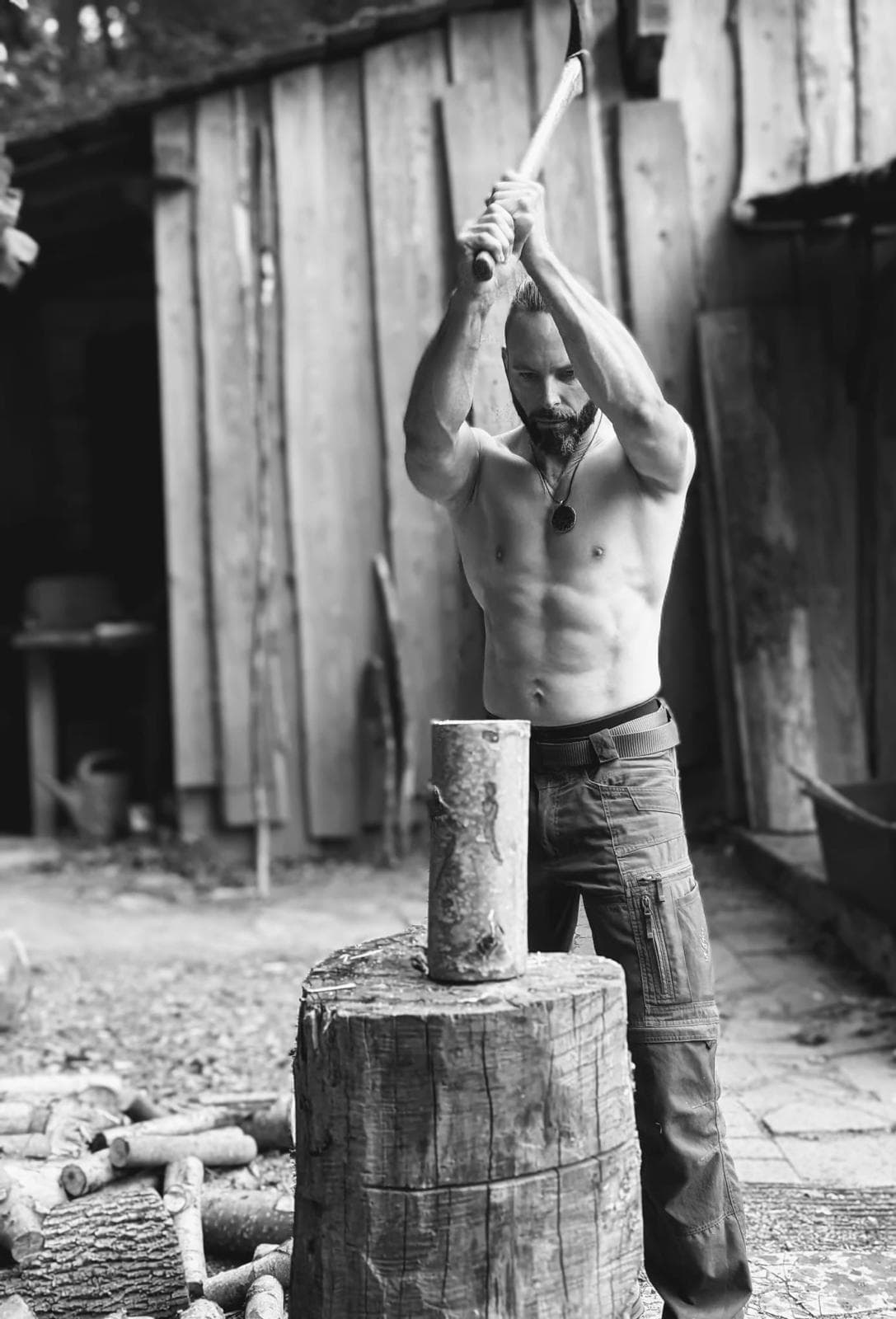 Mann hackt kraftvoll Holz – Symbol für Stärke, Fokus und Erdung